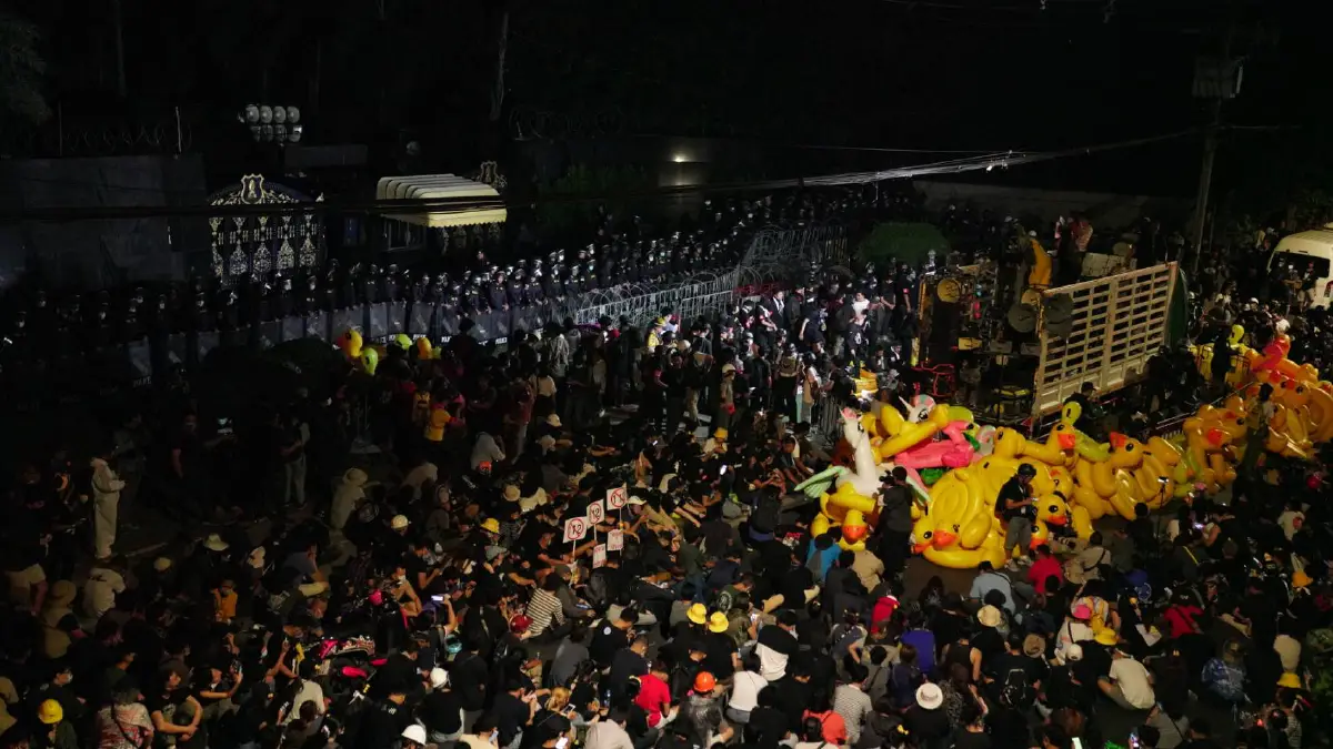 "เพนกวิน"ประกาศชัยชนะลั่นหน้ากรมทหารราบที่ 11