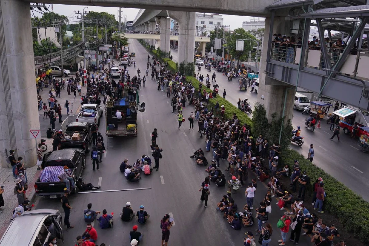"ม็อบราษฎร"รวมตัวสถานีพระศรีฯเตรียมเดินขบวนไปราบ11
