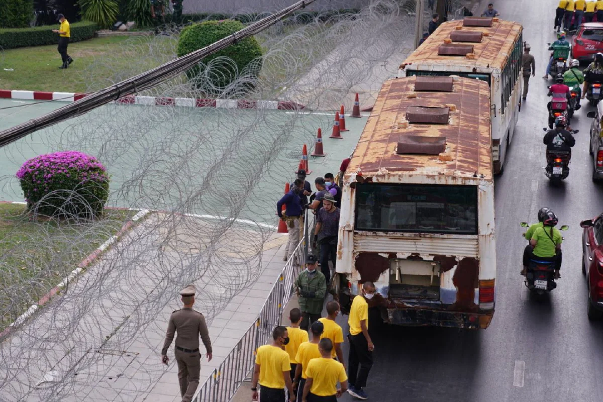 เจ้าหน้าที่ล้อมลวดหนาม-นำรถบัสขวางทางเข้ากรมทหารราบที่11