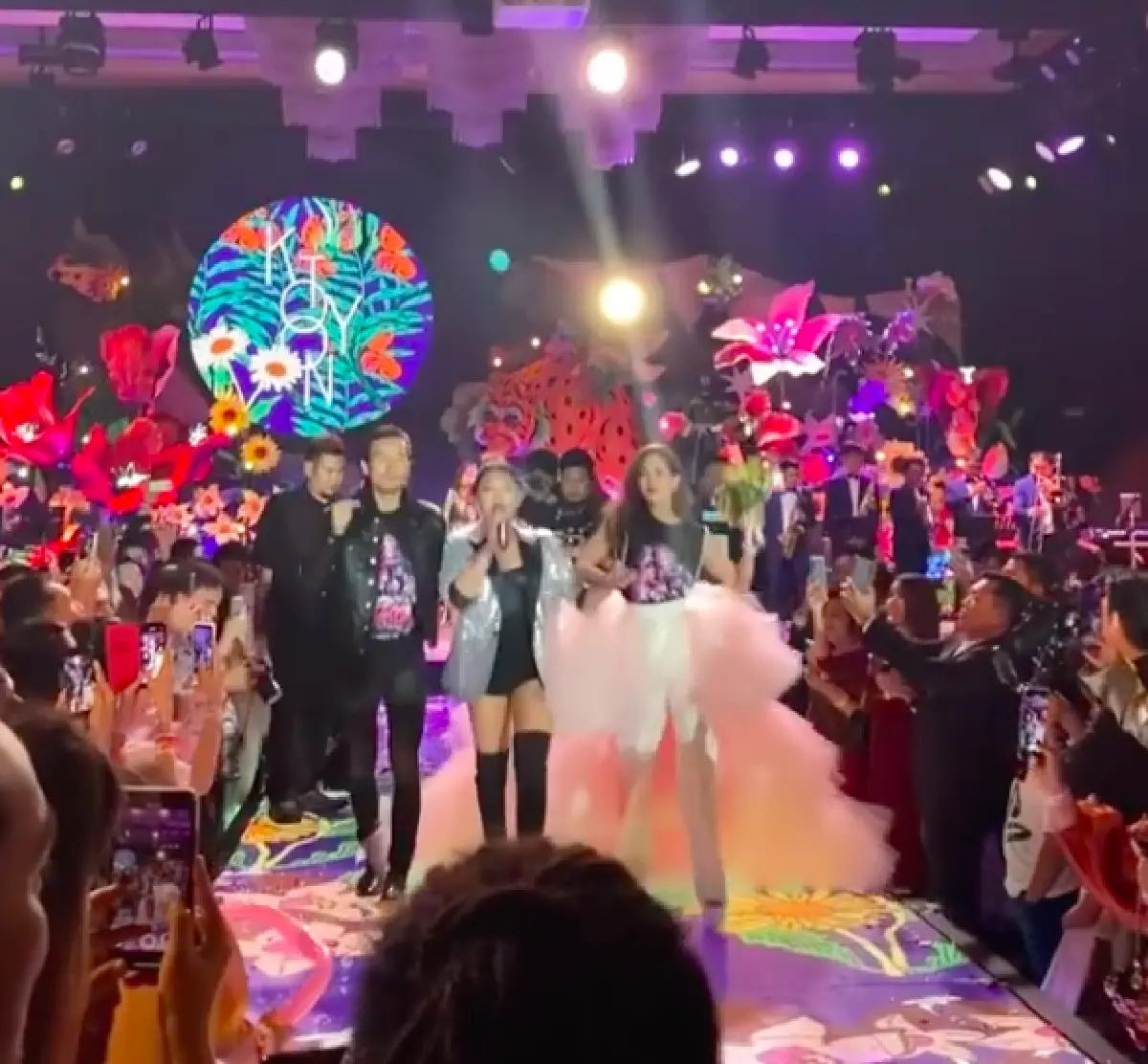 เก็บตกภาพแฟชั่นสุดอลังการของเหล่าคนดังที่มาร่วมงานแต่ง “ตูน-ก้อย” 