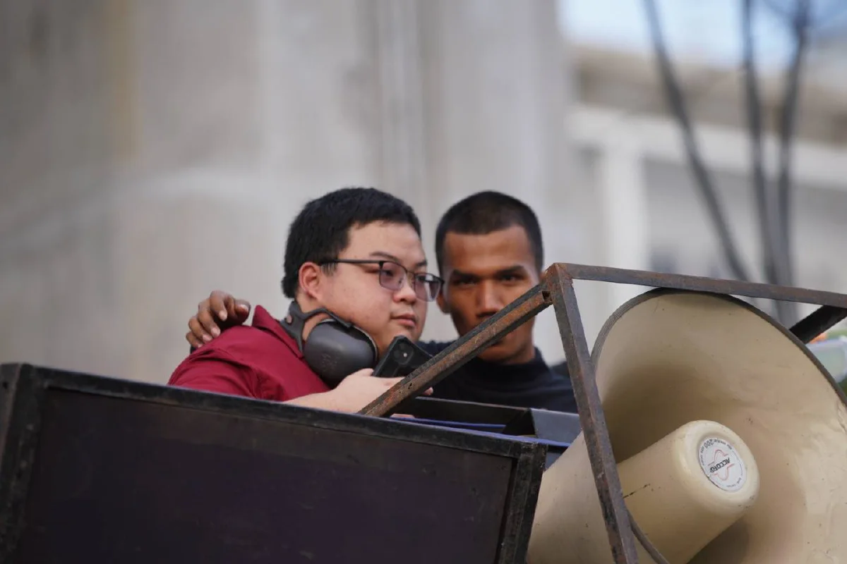 "ม็อบราษฎร"รวมตัวสถานีพระศรีฯเตรียมเดินขบวนไปราบ11