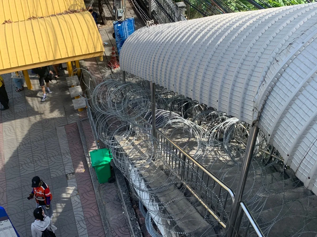 ชาวเน็ตแจ้ง"ตู้คอนเทนเนอร์-ลวดหนาม"แน่นริมถ.วิถาวดี