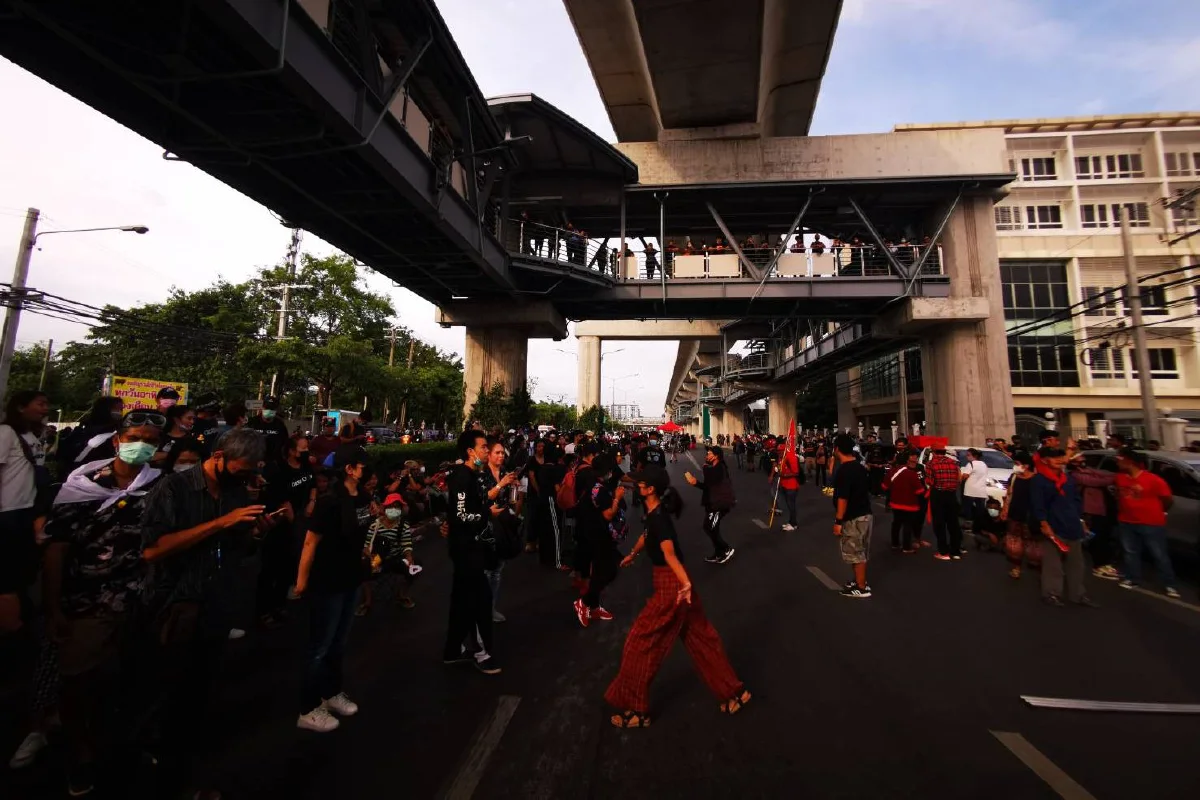 "ม็อบราษฎร"รวมตัวสถานีพระศรีฯเตรียมเดินขบวนไปราบ11