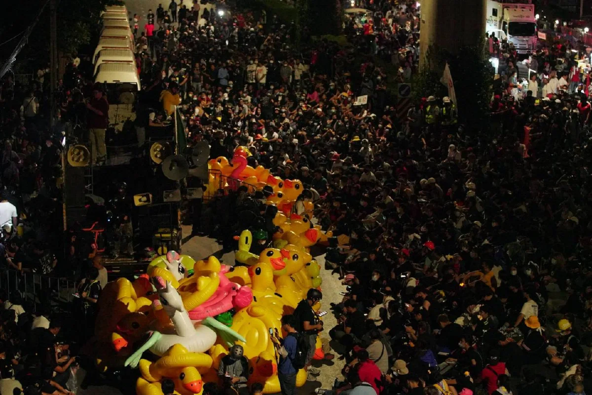 ม็อบอ่านแถลงการณ์ก่อนพับเป็นจรวดร่อนเข้าไปหน้าราบ11