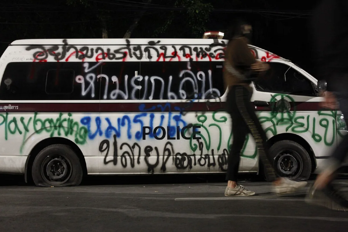 ม็อบเทสีหน้าราบ11ก่อนยุติชุมนุม นัดใหม่หน้าศาลรัฐธรรมนูญ 2ธ.ค.บ่ายสองโมง