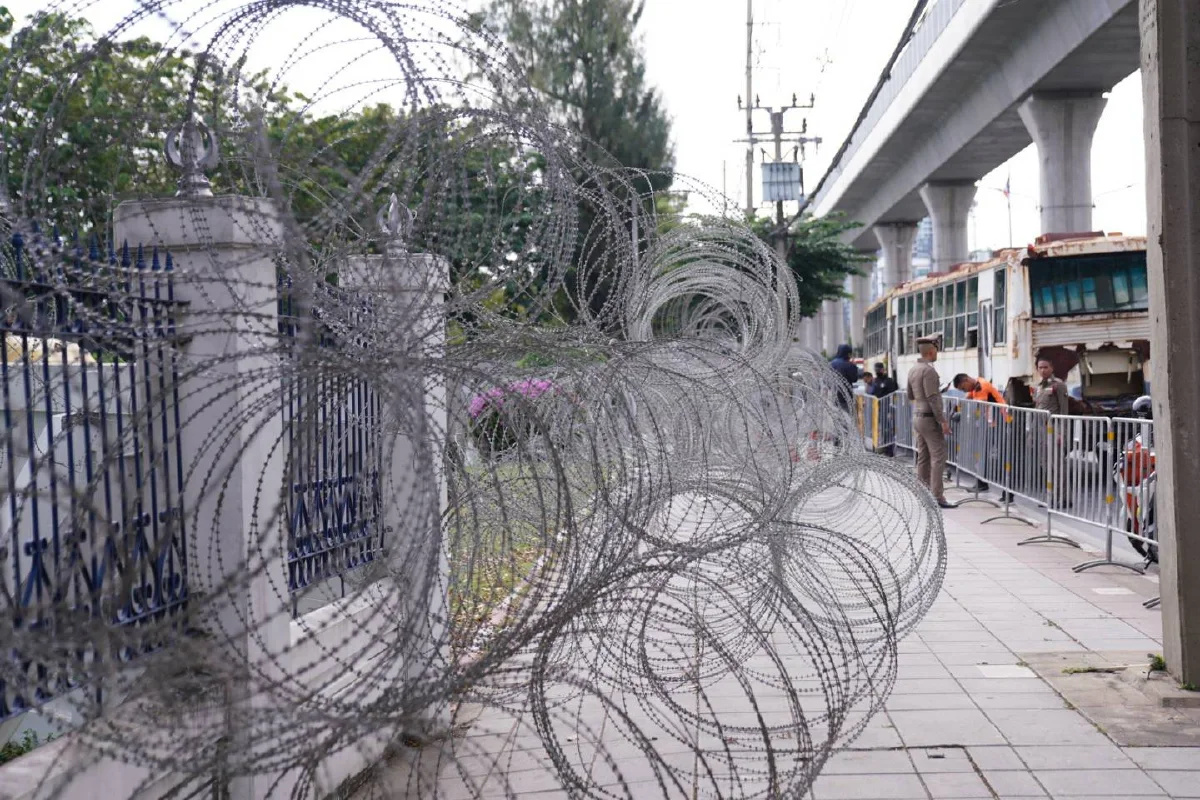 เจ้าหน้าที่ล้อมลวดหนาม-นำรถบัสขวางทางเข้ากรมทหารราบที่11