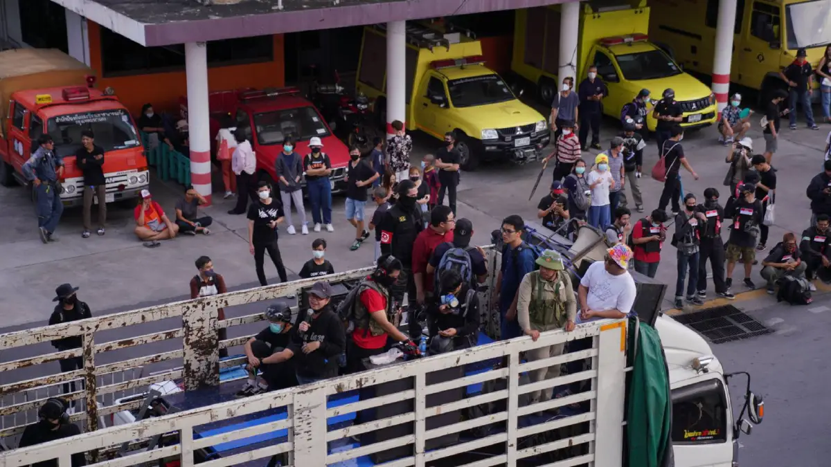 การ์ดราษฎรดันรถบัสพ้นทางเข้ากรมทหารราบที่11 รอม็อบเคลื่อนมา