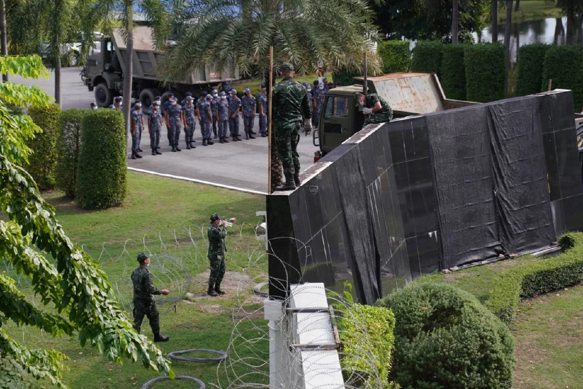 เจ้าหน้าที่ล้อมลวดหนาม-นำรถบัสขวางทางเข้ากรมทหารราบที่11