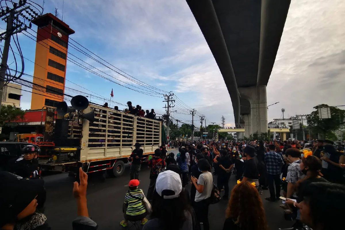 การ์ดราษฎรดันรถบัสพ้นทางเข้ากรมทหารราบที่11 รอม็อบเคลื่อนมา