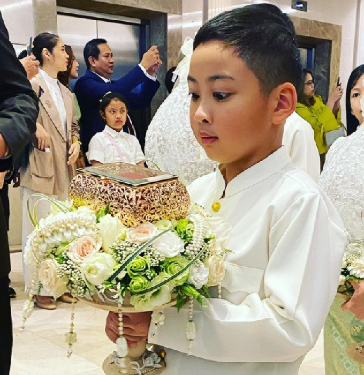 "น้องข้าวหอม" ร่วมแห่ขันหมากให้ "ลุงตูน" ถือพานแหวนหมั้นไปสู่ขอเจ้าสาว