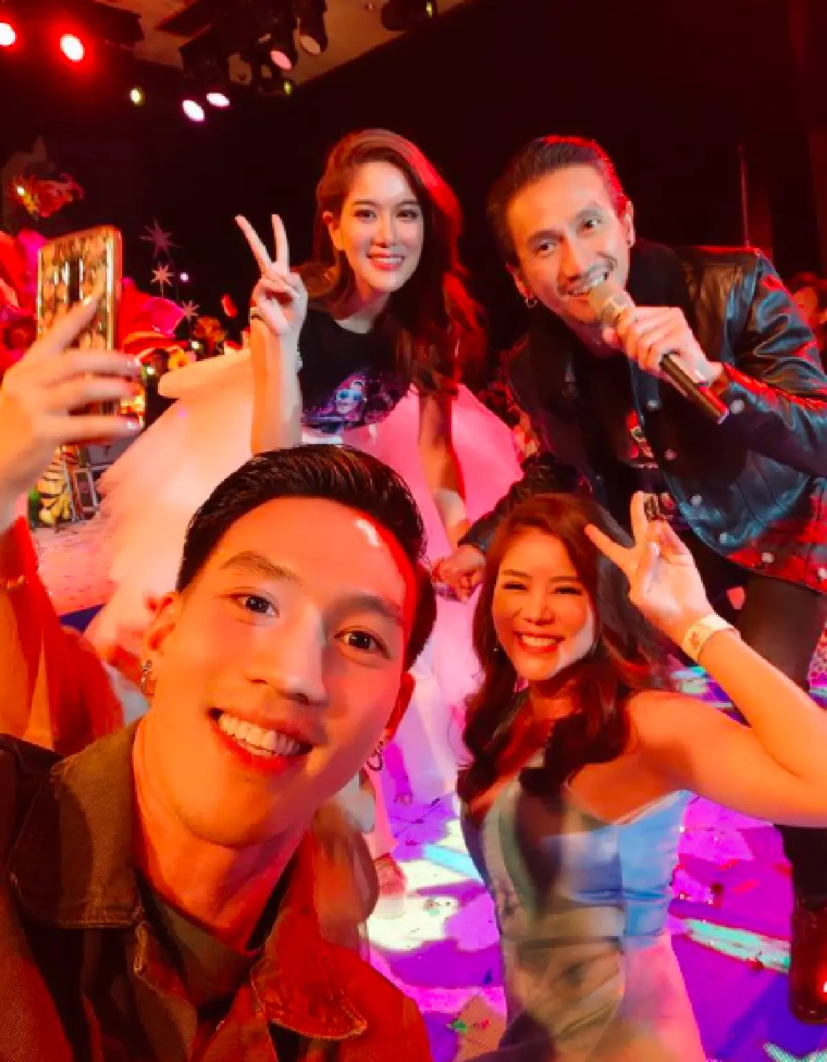 เก็บตกภาพแฟชั่นสุดอลังการของเหล่าคนดังที่มาร่วมงานแต่ง “ตูน-ก้อย” 