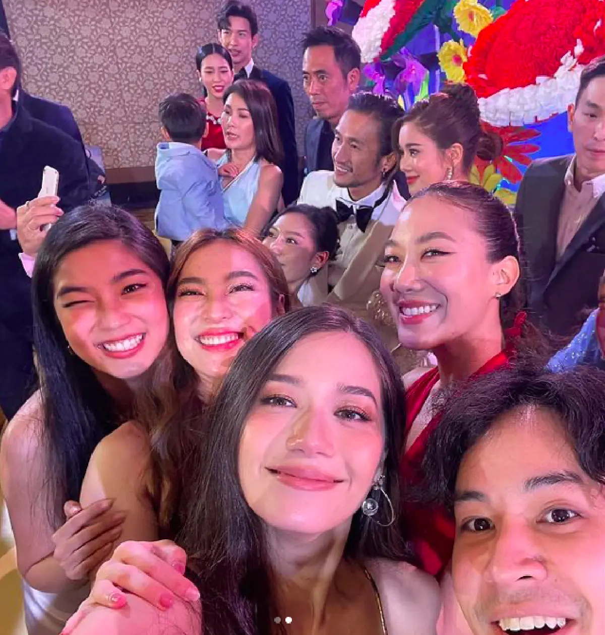 เก็บตกภาพแฟชั่นสุดอลังการของเหล่าคนดังที่มาร่วมงานแต่ง “ตูน-ก้อย” 