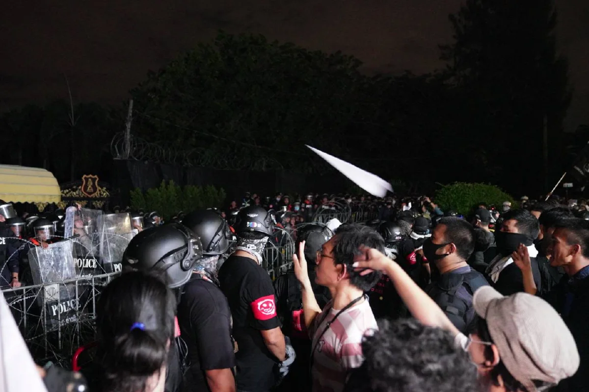 ม็อบอ่านแถลงการณ์ก่อนพับเป็นจรวดร่อนเข้าไปหน้าราบ11