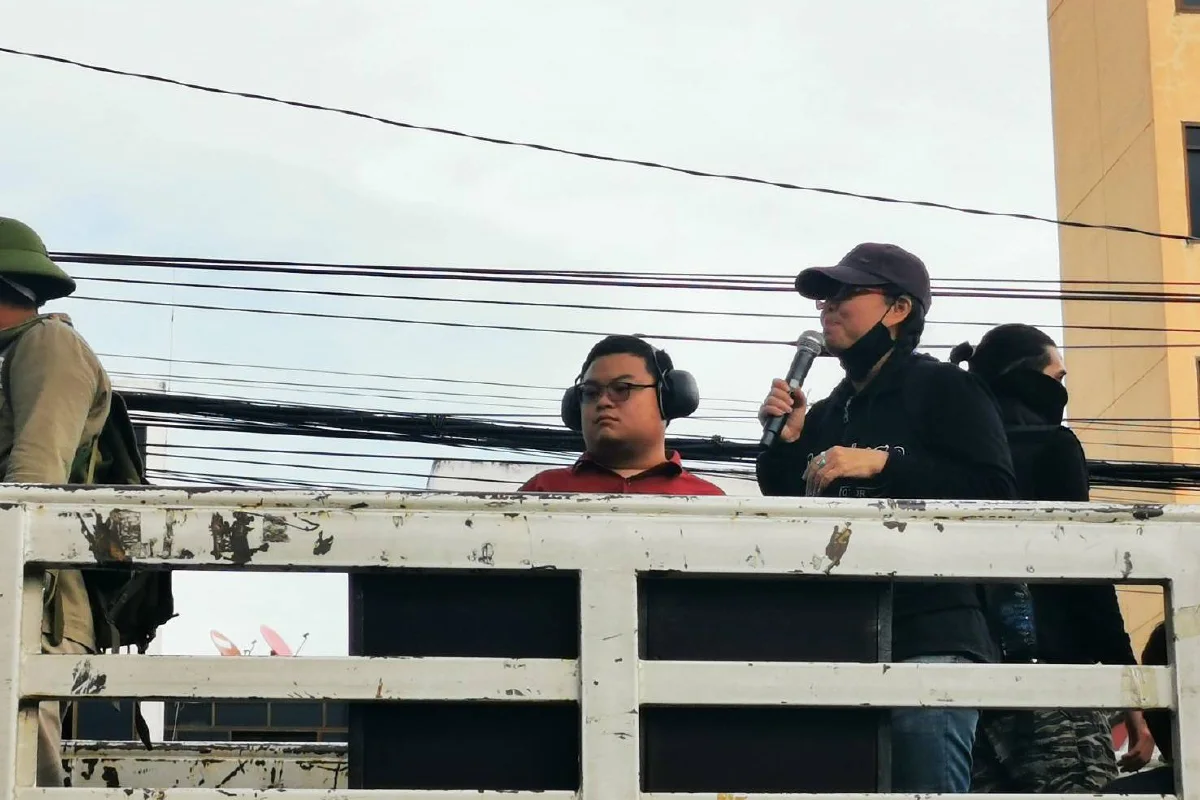 "ม็อบราษฎร"รวมตัวสถานีพระศรีฯเตรียมเดินขบวนไปราบ11