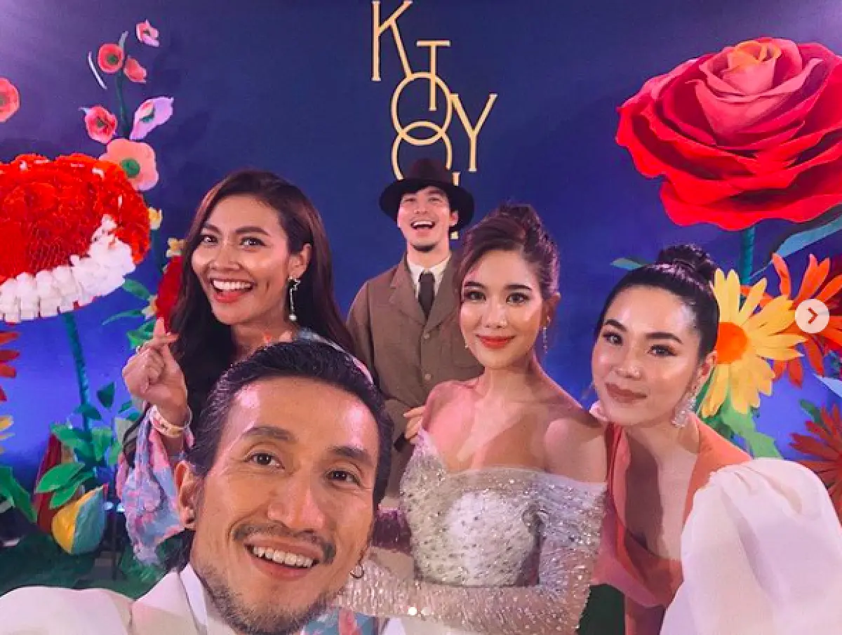 เก็บตกภาพแฟชั่นสุดอลังการของเหล่าคนดังที่มาร่วมงานแต่ง “ตูน-ก้อย” 