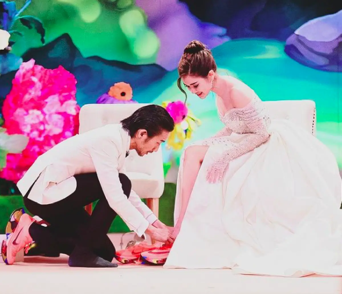 ส่องดีเทล 6 ชุดในงานแต่งของ "ก้อย รัชวิน" สวยอลังการทุกแบบ