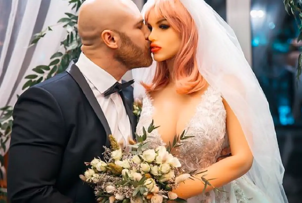 "โทลอชโก" นักเพาะกายชาวคาซัคสถาน จัดพิธีแต่งงานกับ "ตุ๊กตายาง" หลังคบหากันนานกว่า 18 เดือน