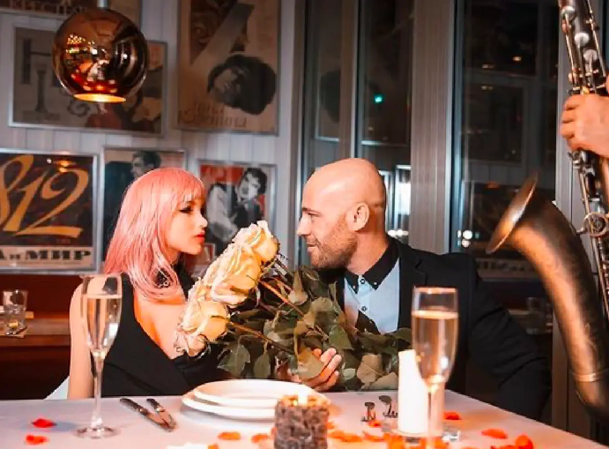 "โทลอชโก" นักเพาะกายชาวคาซัคสถาน จัดพิธีแต่งงานกับ "ตุ๊กตายาง" หลังคบหากันนานกว่า 18 เดือน