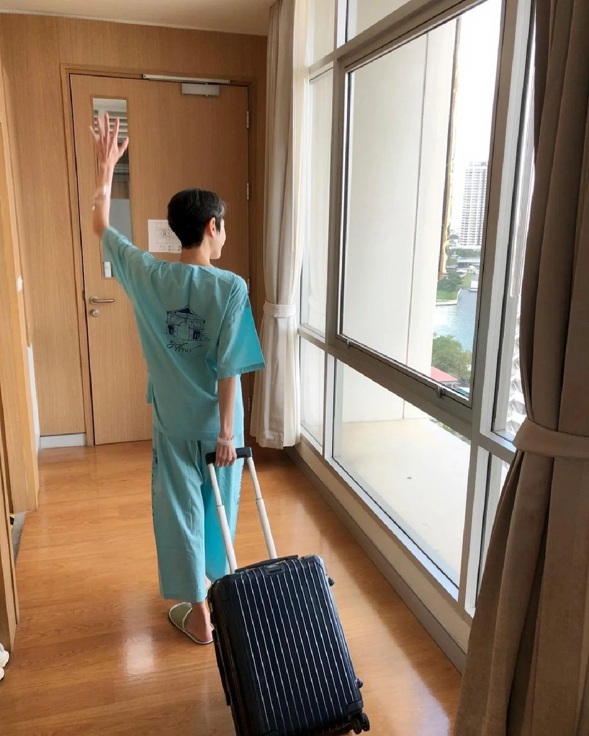 "นิ้ง ณิชชยาณัฐ" สวมวิญญาณอาชีพเก่าลากกระเป๋าเดินเล่น คลายเครียดระหว่างรอรับเลือด 