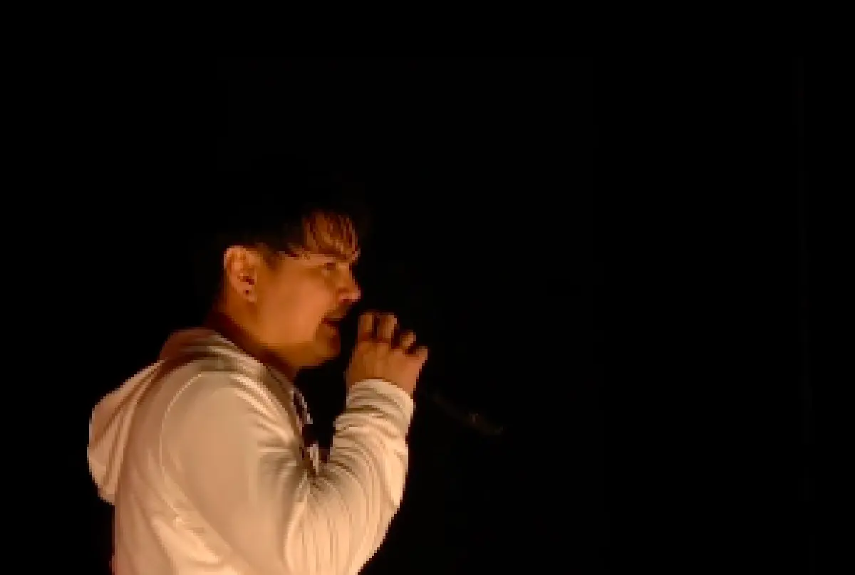 “เป๊กซ์ วงซีล” มอบของขวัญให้ “ตูน-ก้อย” ฉลองแต่งงาน กลางคอนเสิร์ตที่เชียงราย