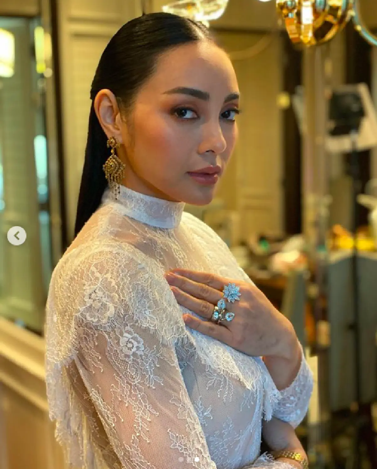 "ตั๊ก บงกช" สวยหรูดูแพงในชุดไทย ร่วมงานแต่ง "ตูน-ก้อย"