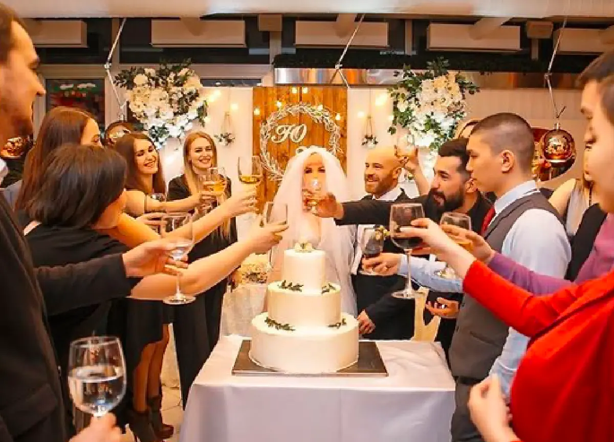 "โทลอชโก" นักเพาะกายชาวคาซัคสถาน จัดพิธีแต่งงานกับ "ตุ๊กตายาง" หลังคบหากันนานกว่า 18 เดือน