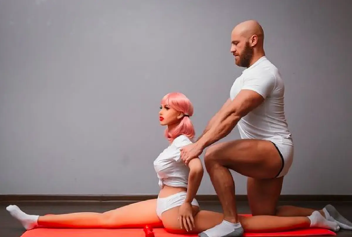 "โทลอชโก" นักเพาะกายชาวคาซัคสถาน จัดพิธีแต่งงานกับ "ตุ๊กตายาง" หลังคบหากันนานกว่า 18 เดือน