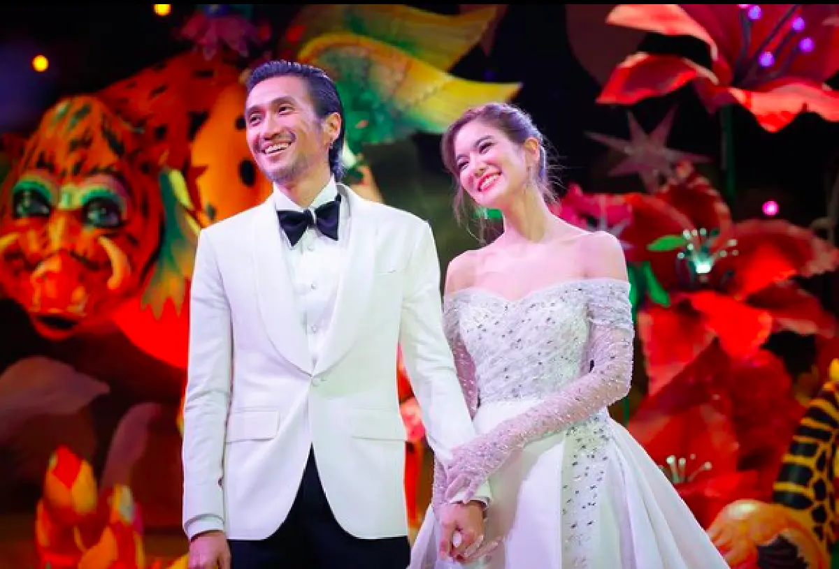 “เป๊กซ์ วงซีล” มอบของขวัญให้ “ตูน-ก้อย” ฉลองแต่งงาน กลางคอนเสิร์ตที่เชียงราย