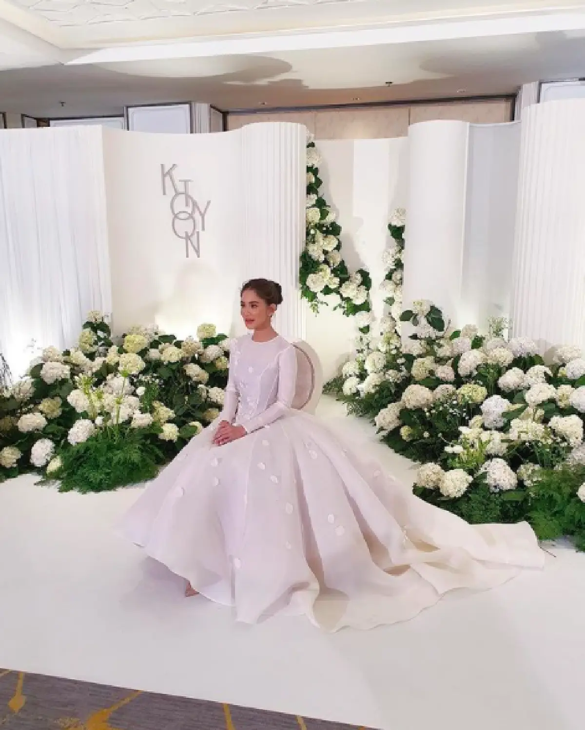 ส่องดีเทล 6 ชุดในงานแต่งของ "ก้อย รัชวิน" สวยอลังการทุกแบบ