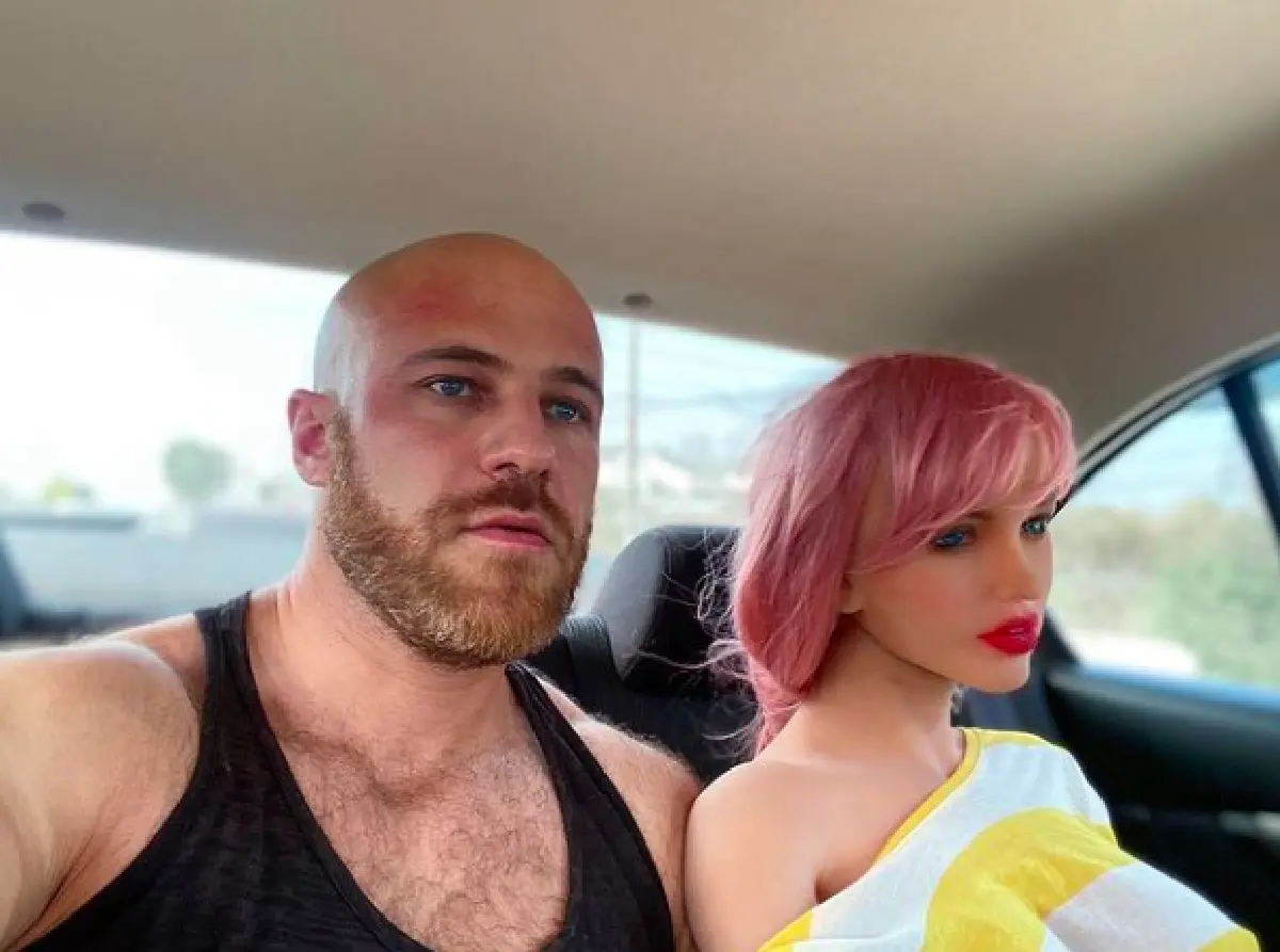 "โทลอชโก" นักเพาะกายชาวคาซัคสถาน จัดพิธีแต่งงานกับ "ตุ๊กตายาง" หลังคบหากันนานกว่า 18 เดือน