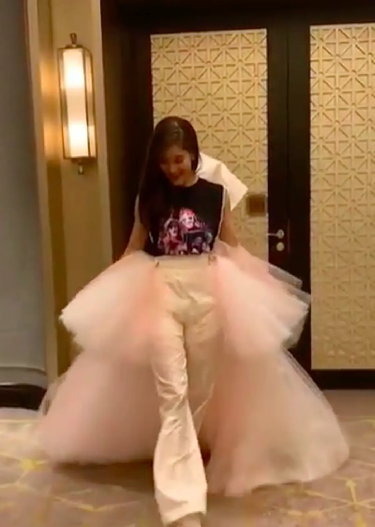 ส่องดีเทล 6 ชุดในงานแต่งของ "ก้อย รัชวิน" สวยอลังการทุกแบบ