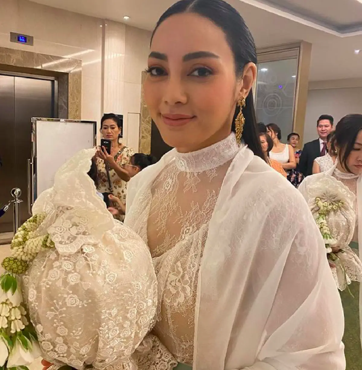 "ตั๊ก บงกช" สวยหรูดูแพงในชุดไทย ร่วมงานแต่ง "ตูน-ก้อย"