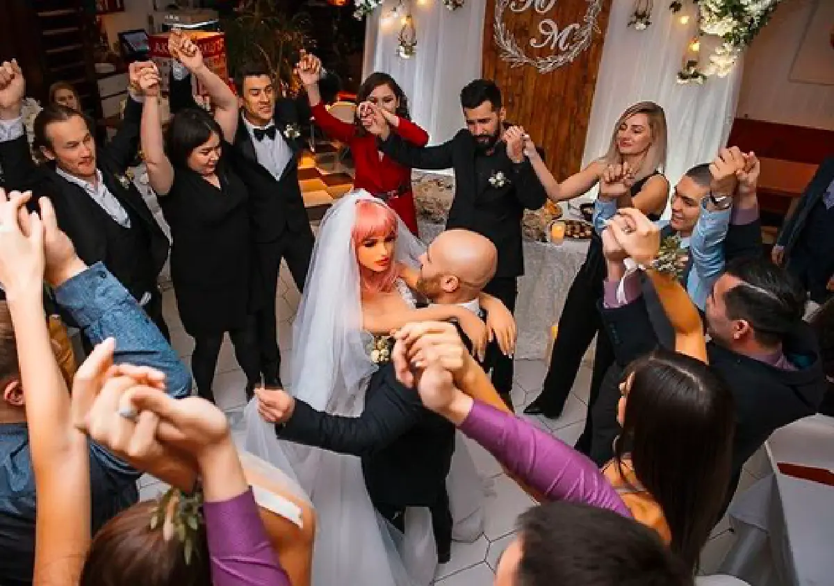 "โทลอชโก" นักเพาะกายชาวคาซัคสถาน จัดพิธีแต่งงานกับ "ตุ๊กตายาง" หลังคบหากันนานกว่า 18 เดือน