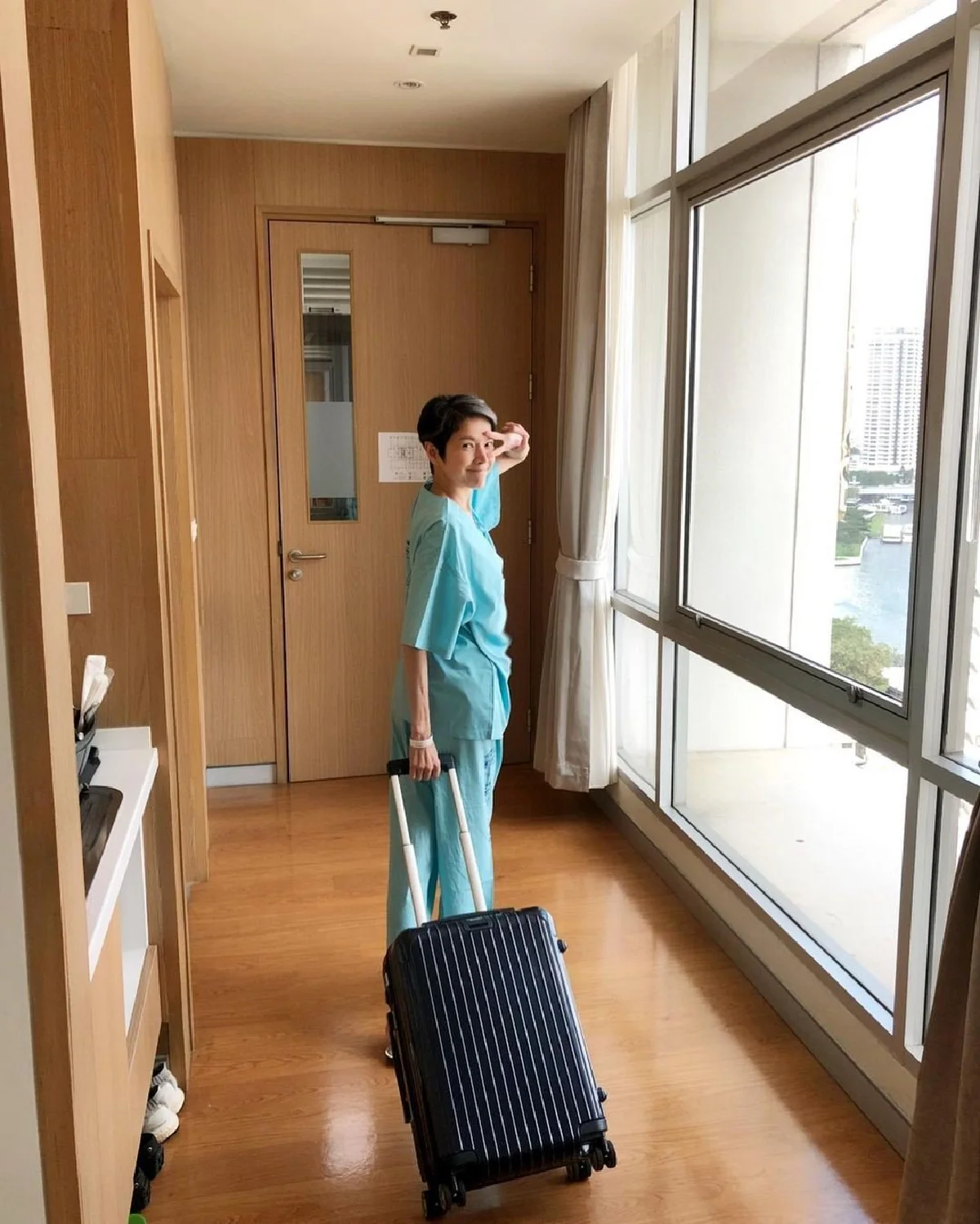 "นิ้ง ณิชชยาณัฐ" สวมวิญญาณอาชีพเก่าลากกระเป๋าเดินเล่น คลายเครียดระหว่างรอรับเลือด 