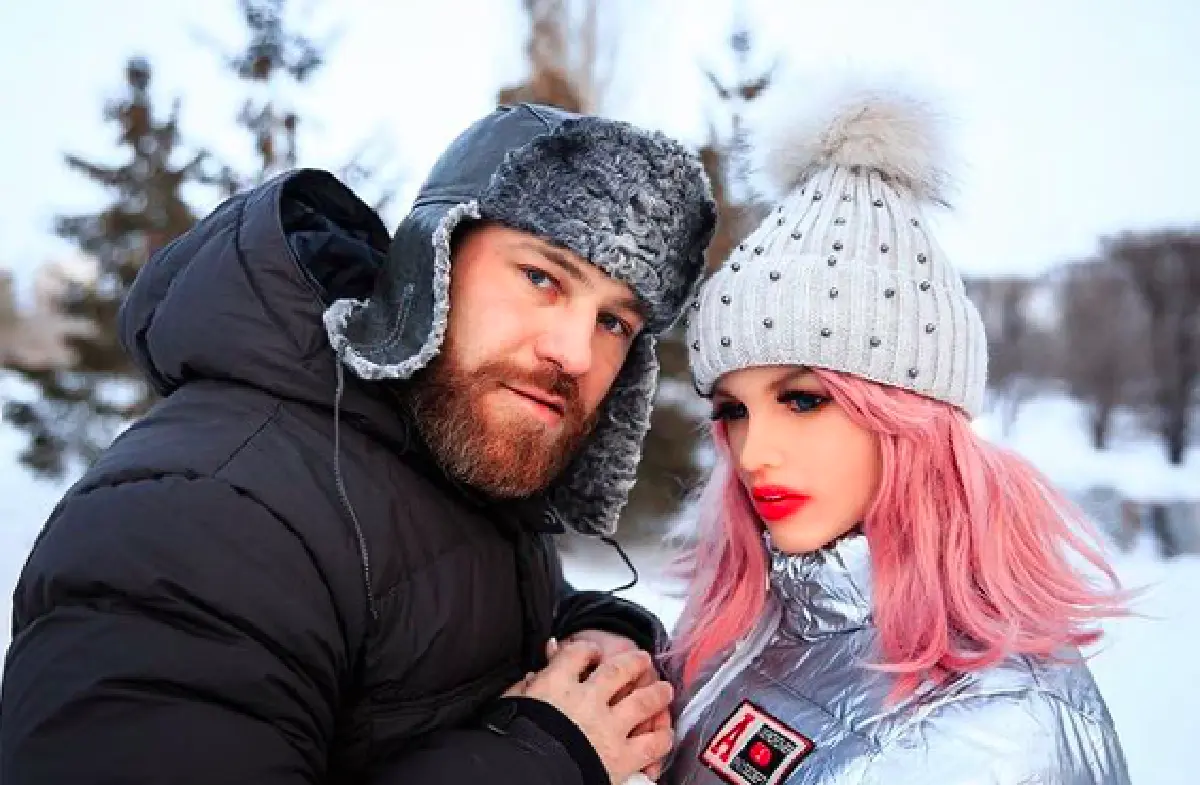 "โทลอชโก" นักเพาะกายชาวคาซัคสถาน จัดพิธีแต่งงานกับ "ตุ๊กตายาง" หลังคบหากันนานกว่า 18 เดือน