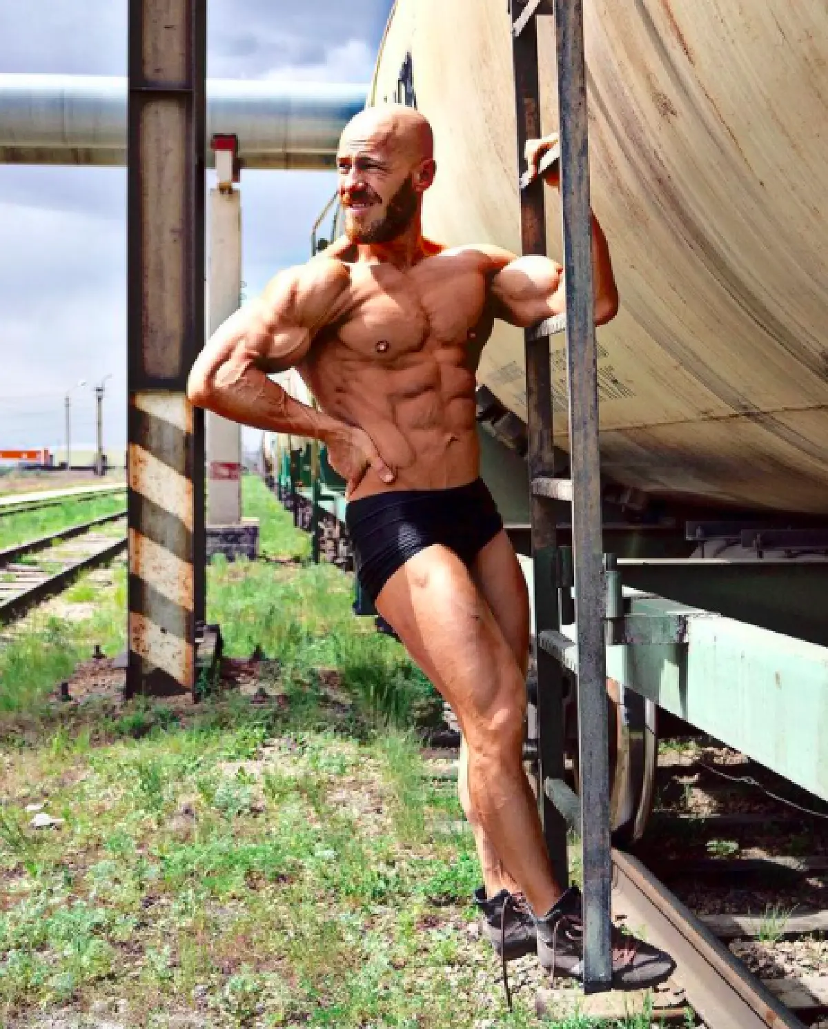 "โทลอชโก" นักเพาะกายชาวคาซัคสถาน จัดพิธีแต่งงานกับ "ตุ๊กตายาง" หลังคบหากันนานกว่า 18 เดือน