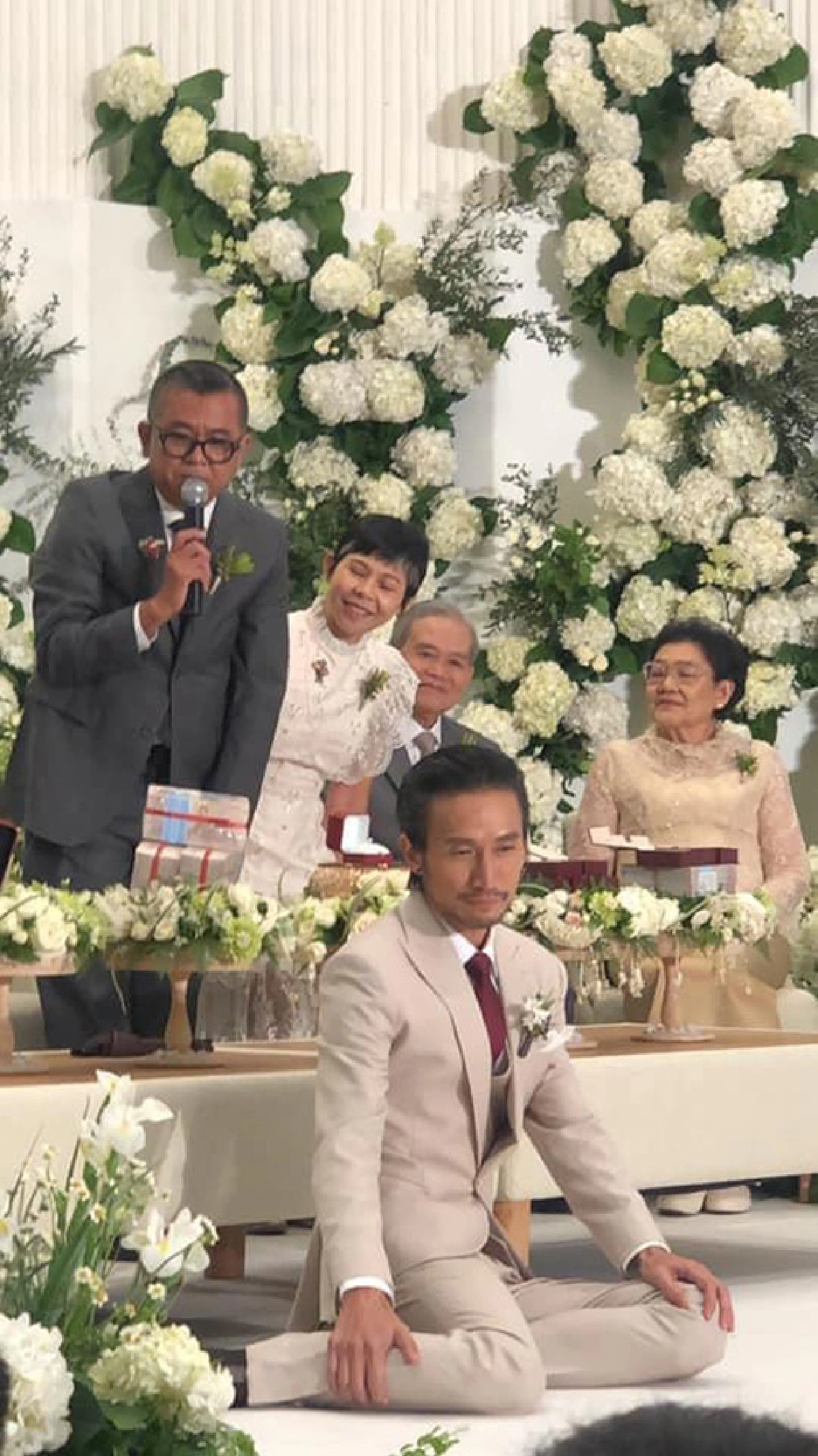  “ป๋าเต็ด ยุทธนา” เป็นเถ้าแก่อวยพรงานแต่ง “ก้อย-ตูน” งานนี้พีคมากมีการพูดถึง “เป๊กซ์ วงซีล”