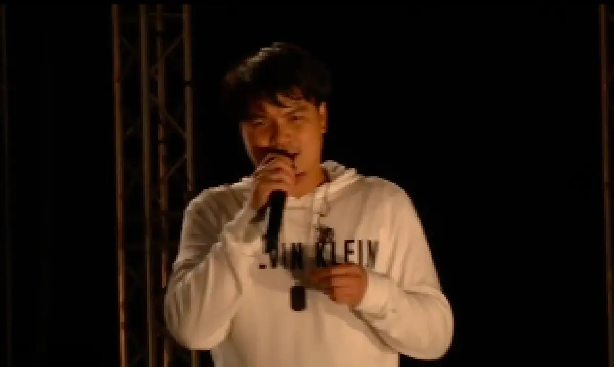 “เป๊กซ์ วงซีล” มอบของขวัญให้ “ตูน-ก้อย” ฉลองแต่งงาน กลางคอนเสิร์ตที่เชียงราย