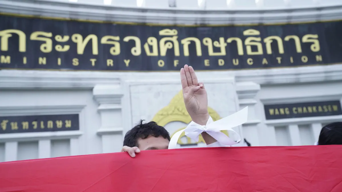 นร.แขวนเสื้อ-ขึงผ้าสีรุ้งหน้าศธ.แสดงออกเชิงสัญลักษณ์