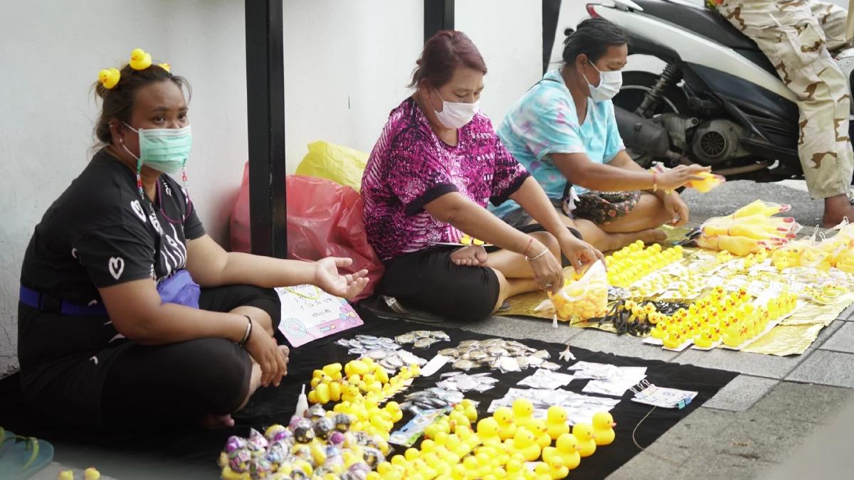 มาตามนัด!นร.พรึบหน้ศธ.โชว์พลังใส่ชุดนักเรียนไม่สวมไปรเวท