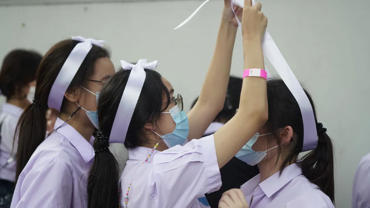 มาตามนัด!นร.พรึบหน้ศธ.โชว์พลังใส่ชุดนักเรียนไม่สวมไปรเวท