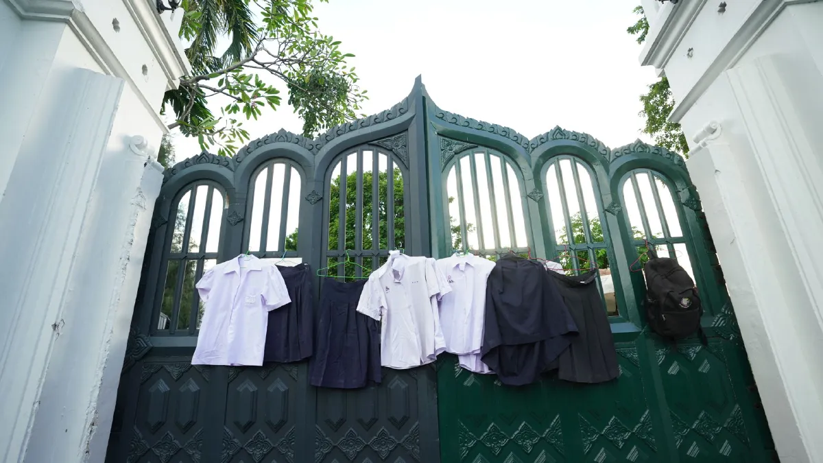 นร.แขวนเสื้อ-ขึงผ้าสีรุ้งหน้าศธ.แสดงออกเชิงสัญลักษณ์