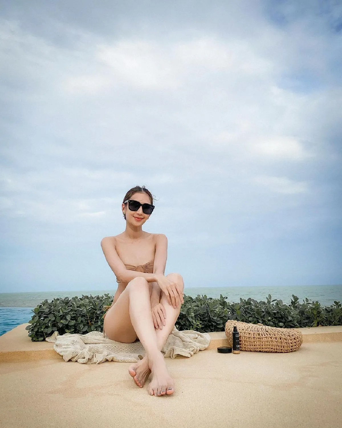 แม่ลูกสองสุดเฟิร์ม! เนย โชติกา อวดหุ่นแซ่บปังในชุดบิกินี่สีเนื้อ