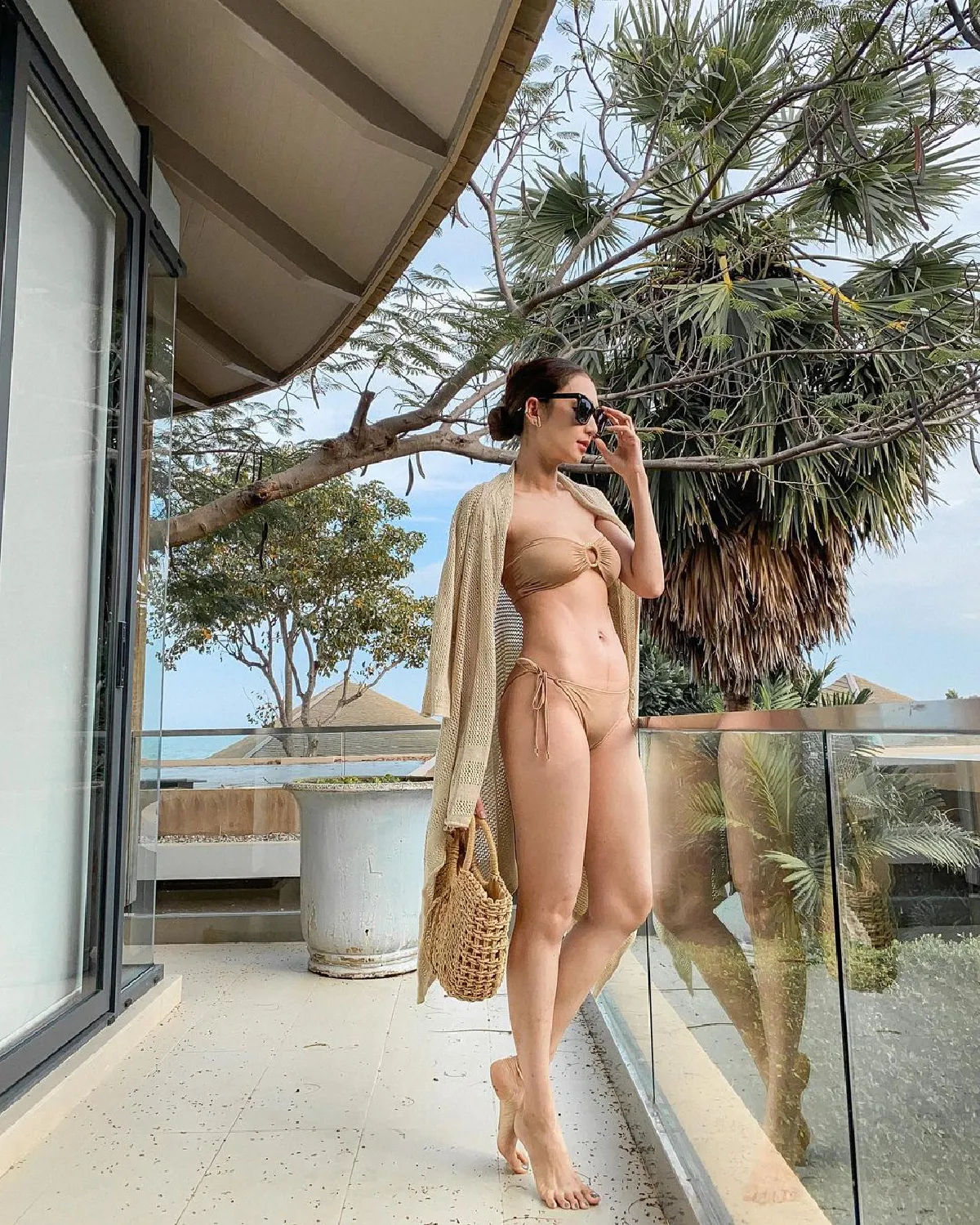 แม่ลูกสองสุดเฟิร์ม! เนย โชติกา อวดหุ่นแซ่บปังในชุดบิกินี่สีเนื้อ