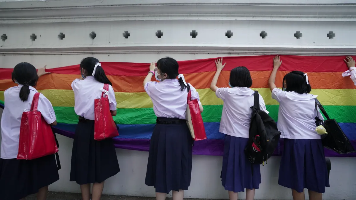 นร.แขวนเสื้อ-ขึงผ้าสีรุ้งหน้าศธ.แสดงออกเชิงสัญลักษณ์