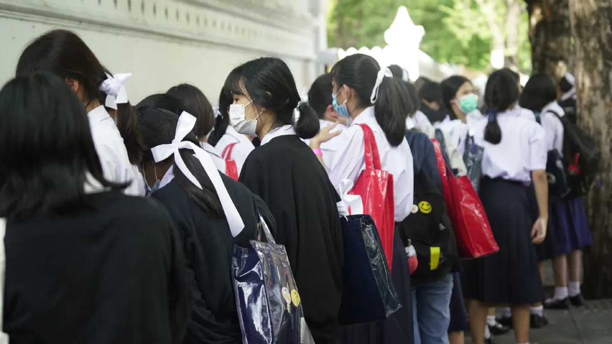 มาตามนัด!นร.พรึบหน้ศธ.โชว์พลังใส่ชุดนักเรียนไม่สวมไปรเวท