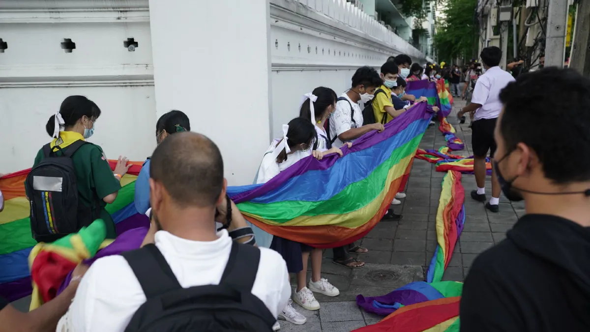 นร.แขวนเสื้อ-ขึงผ้าสีรุ้งหน้าศธ.แสดงออกเชิงสัญลักษณ์