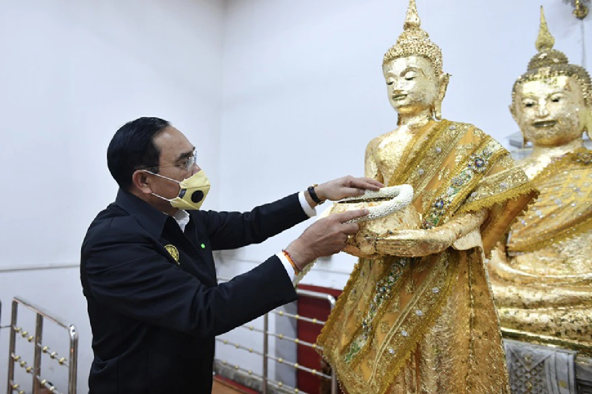 "บิ๊กตู่"อารมณ์ดี ลงพื้นที่สมุทรสงคราม สักการะหลวงพ่อวัดบ้านแหลม ก่อนลุ้นผลคดีบ้านพักทหาร