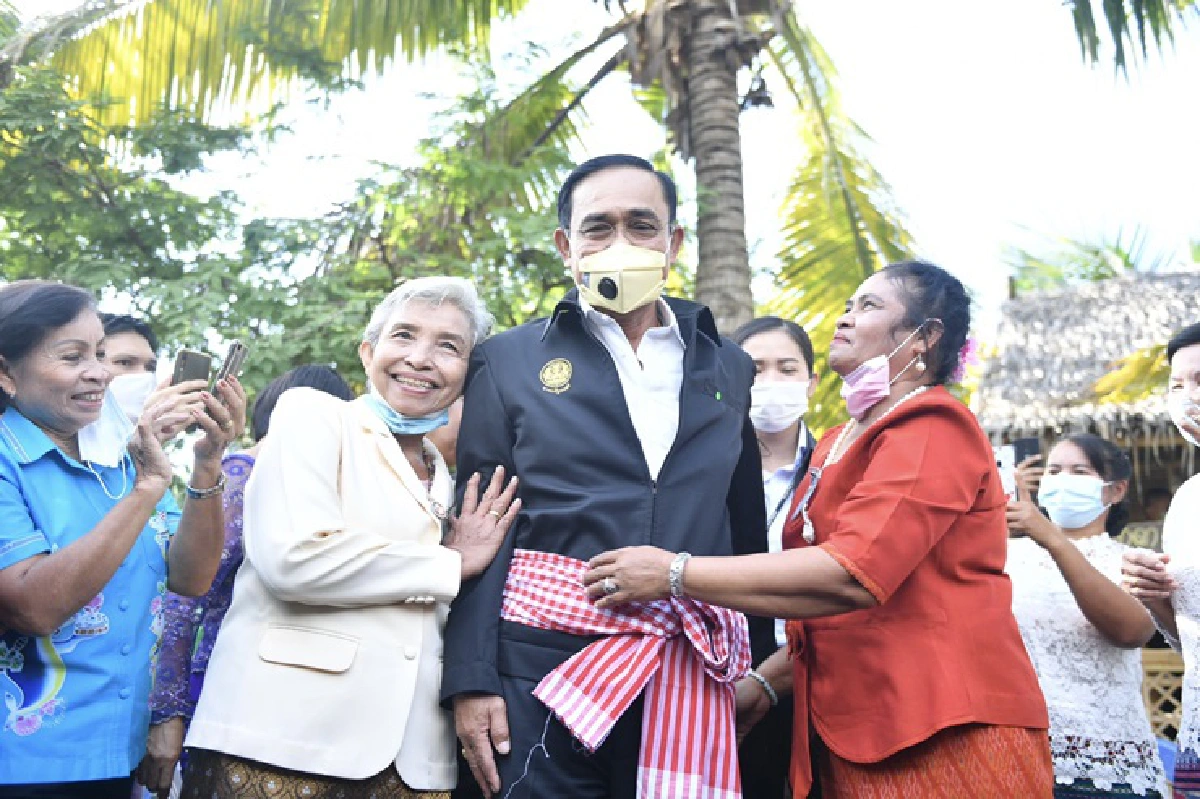 "บิ๊กตู่"อารมณ์ดี ลงพื้นที่สมุทรสงคราม สักการะหลวงพ่อวัดบ้านแหลม ก่อนลุ้นผลคดีบ้านพักทหาร