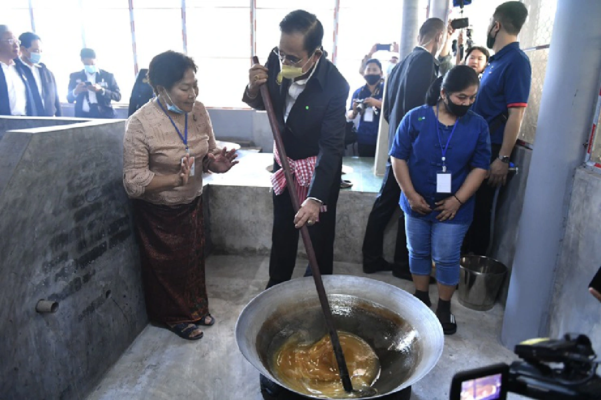 "บิ๊กตู่"อารมณ์ดี ลงพื้นที่สมุทรสงคราม สักการะหลวงพ่อวัดบ้านแหลม ก่อนลุ้นผลคดีบ้านพักทหาร